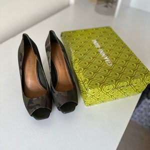 Gianni Bini Camo Snakeskin print heels peep toe platform pumps